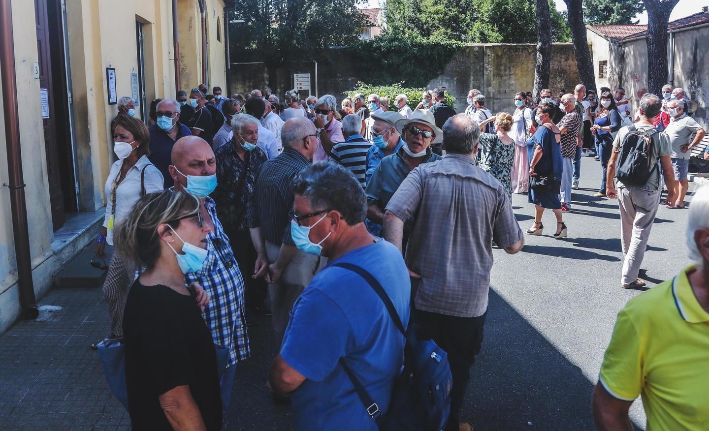 La folla al funerale di Alberto Cavallini
