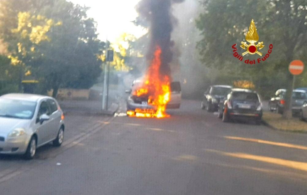L'auto in fiamme in via del Pino