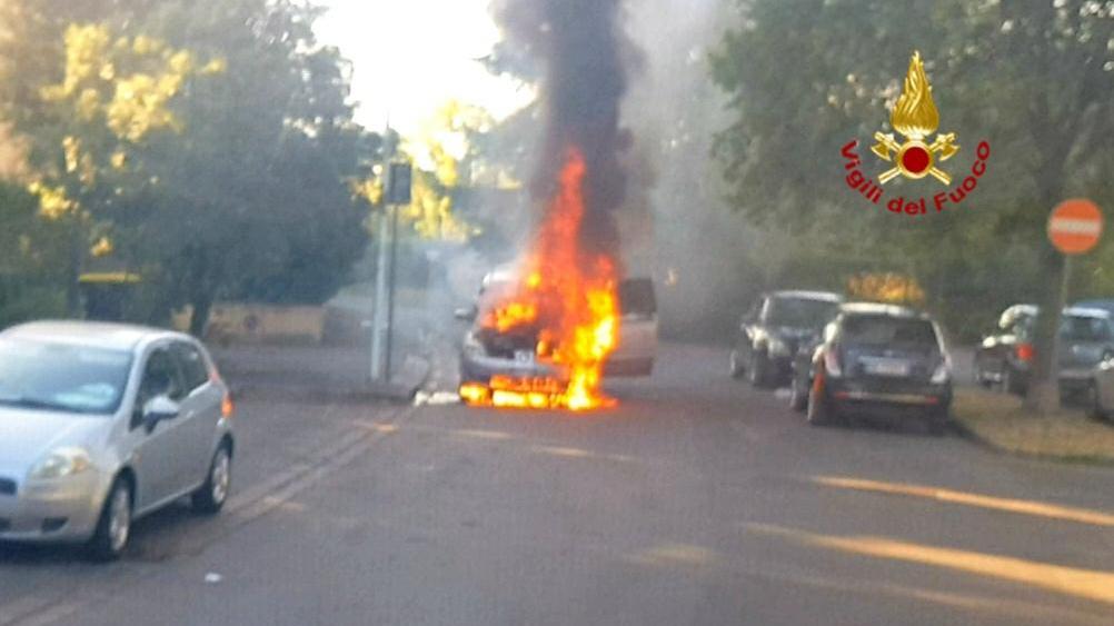 L'auto in fiamme in via del Pino