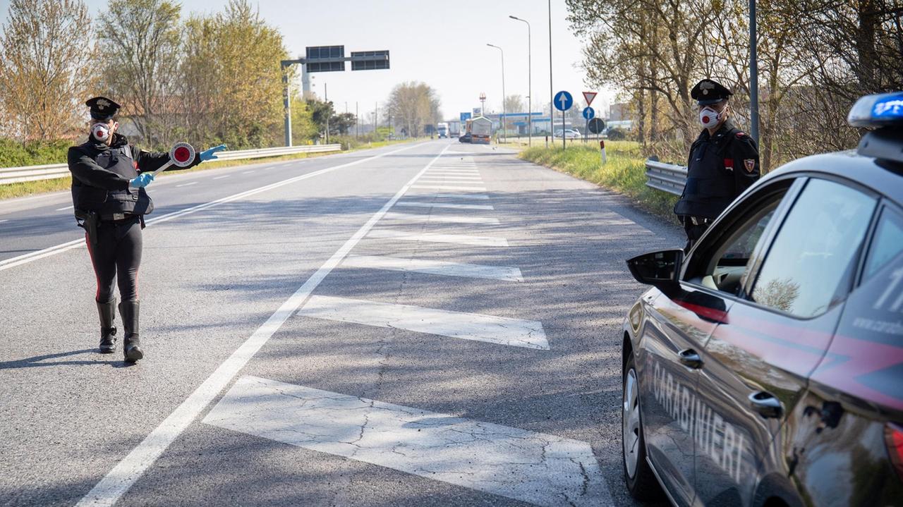 Lido Spina, camion esce di strada: traffico bloccato sulla Romea