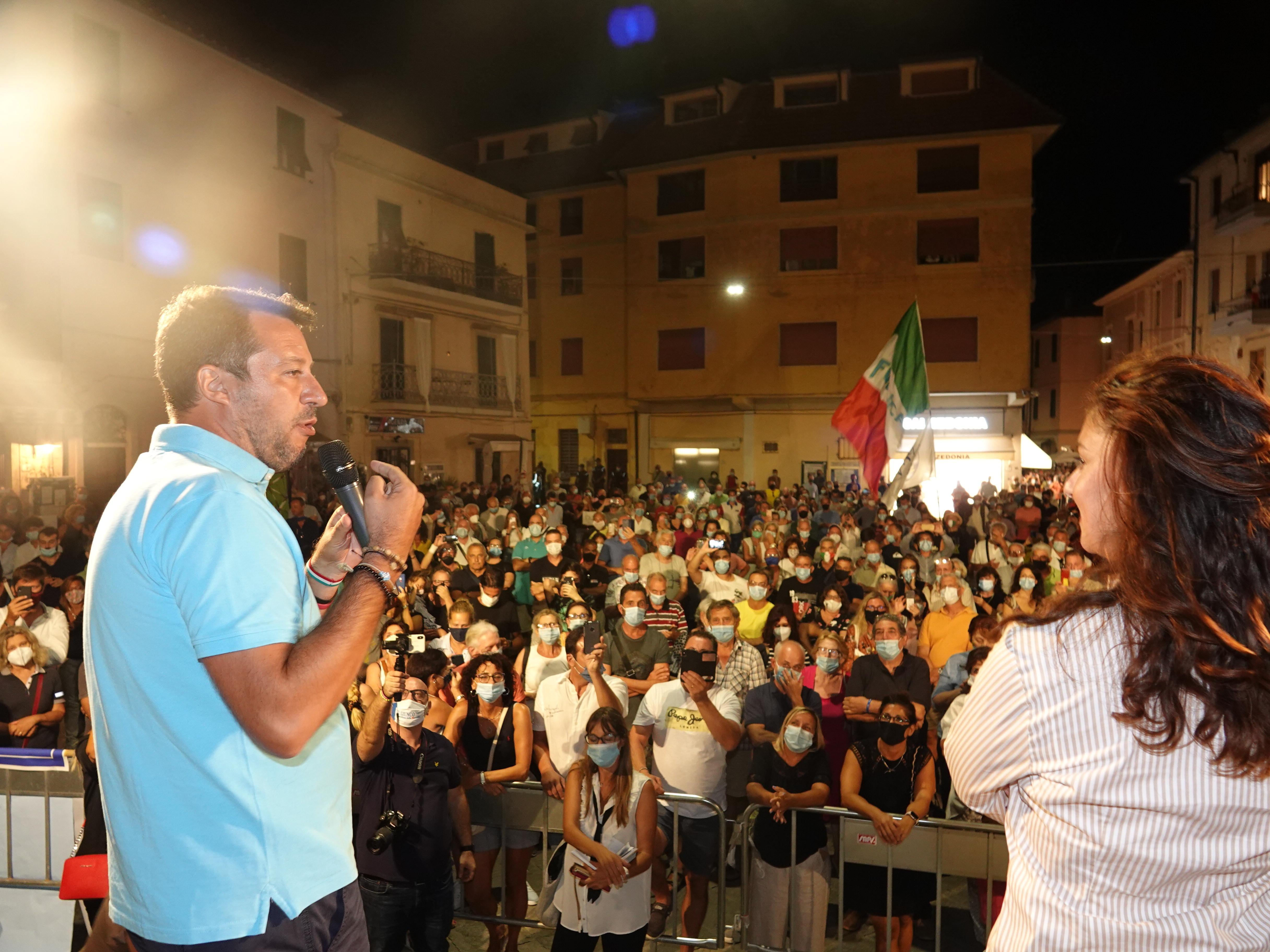 Il leader della Lega, Matteo Salvini, con la candidata alle Regionali Susanna Ceccardi in piazza a Orbetello (foto Enzo Russo)