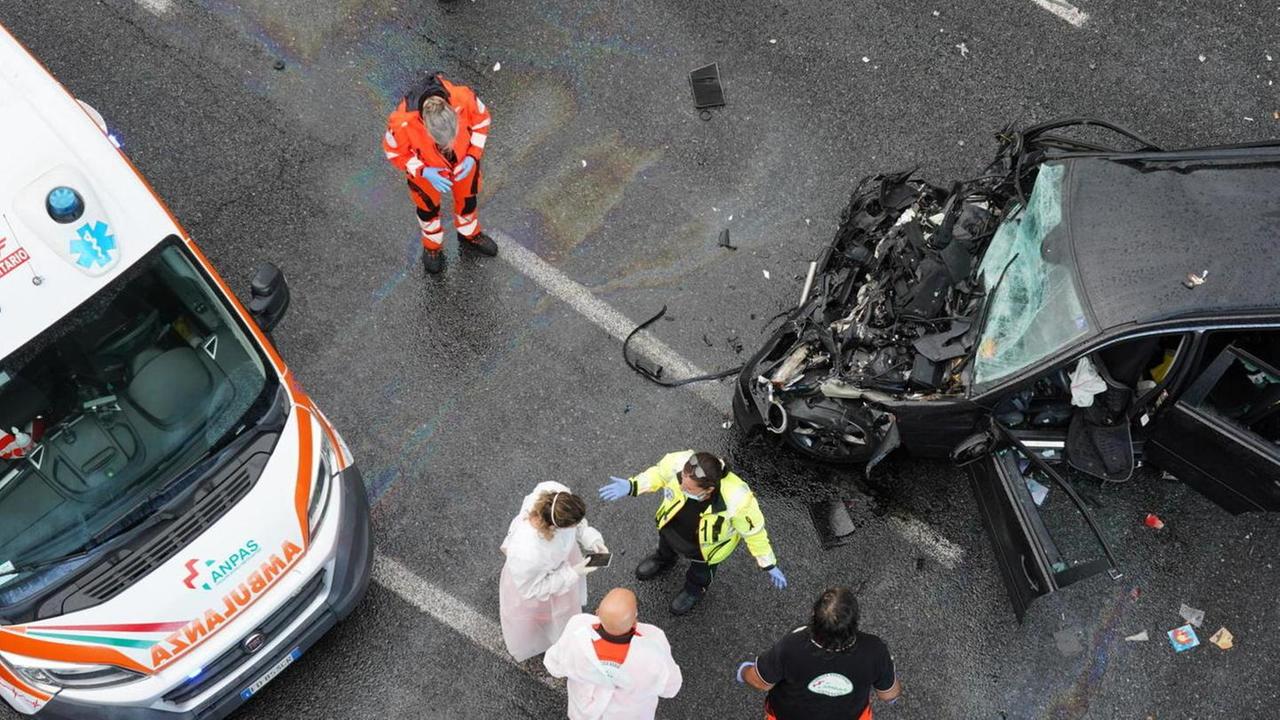 Salto di corsia mortale: l’auto “vola” e si schianta contro un camion