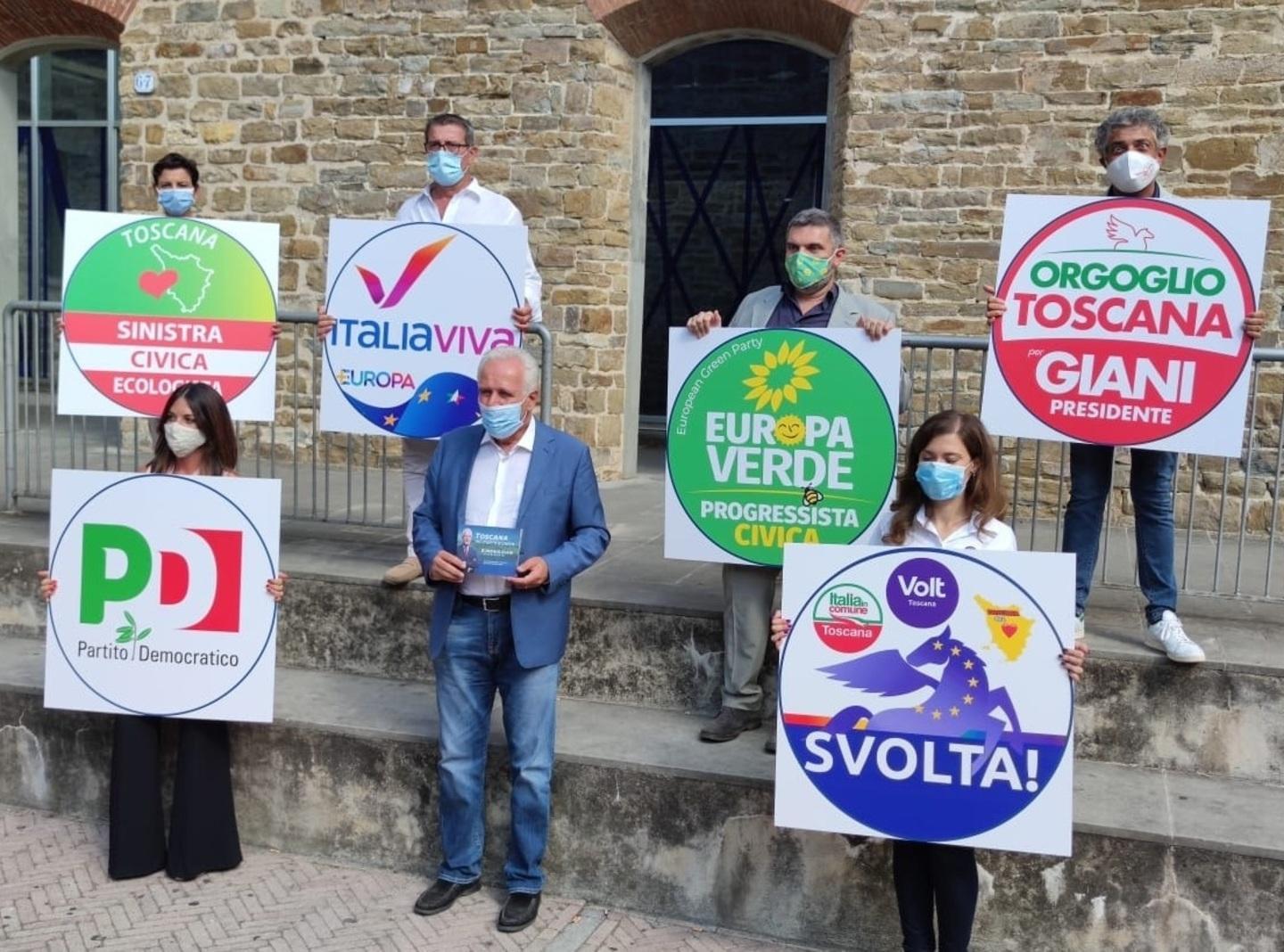 Eugenio Giani con i rappresentanti delle sei liste che lo sostengono, ieri alla presentazione della coalizione a Firenze