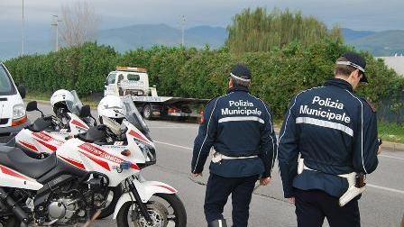 Sfreccia a 122 all'ora sulla strada col limite di 50: maxi-multa