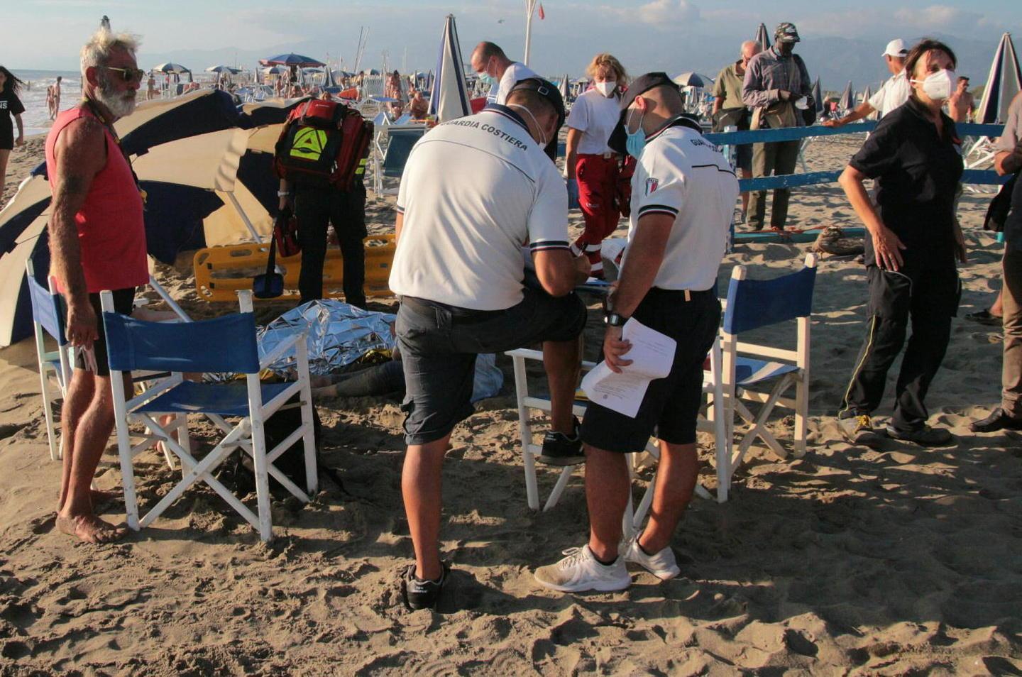 Muore per salvare l’amica della figlia: il bagnino salva la ragazza, l'uomo annega
