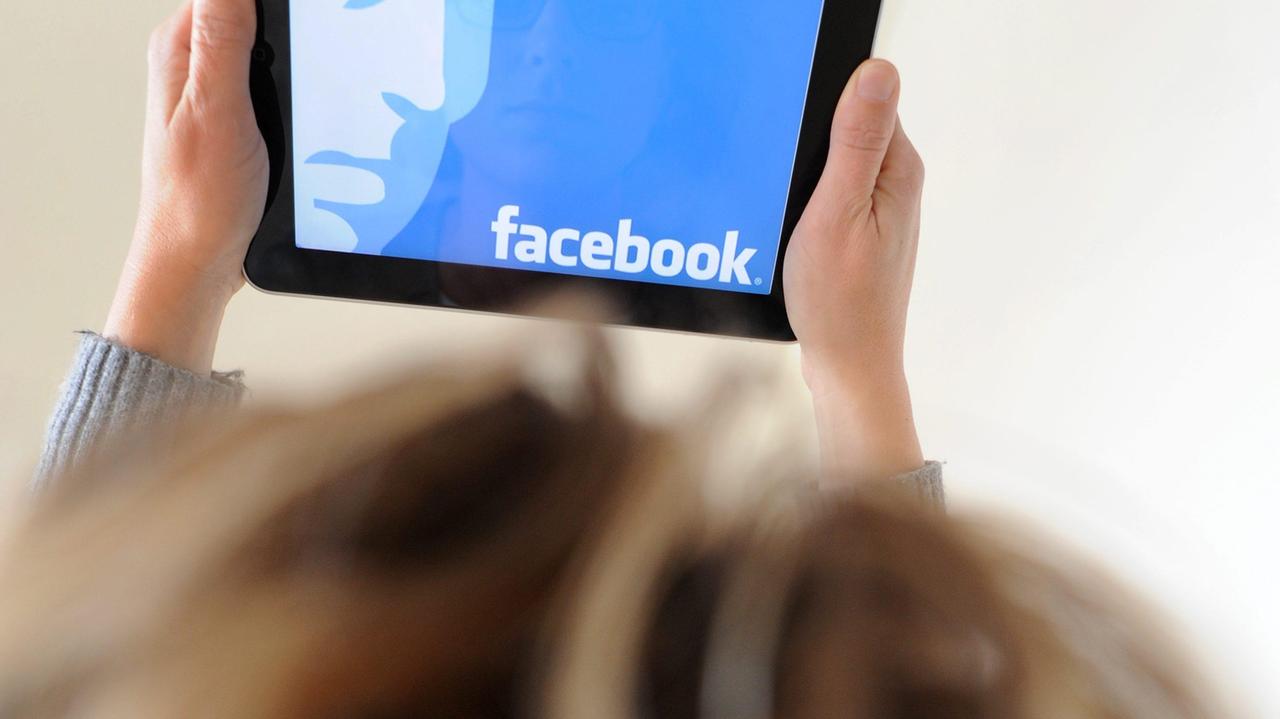La segnalazione di un uomo: «Sono stato denunciato per un post su Fb, ora chiedo scusa alla municipale di Rosignano»