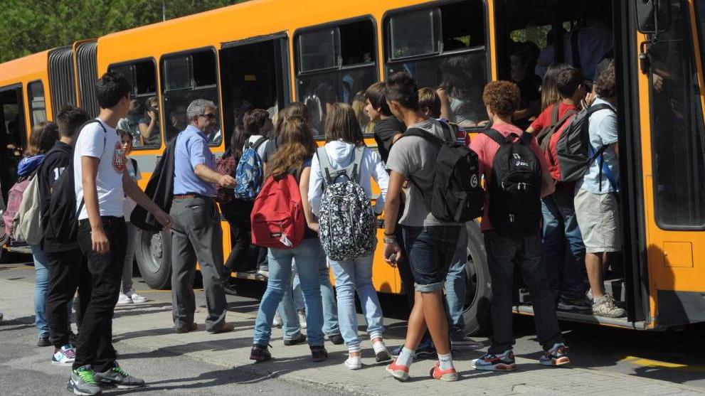 Rischio contagio, servono 90 autobus in più. Metà degli studenti potrebbe restare a piedi