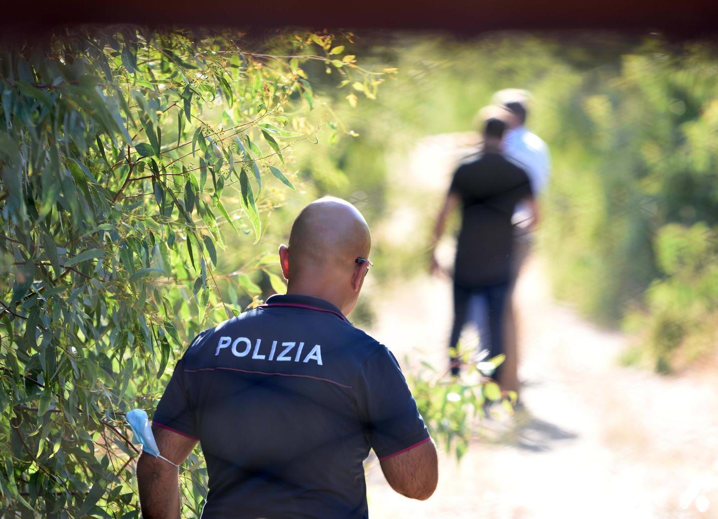 Ucciso con un colpo di fucile nel bosco, la polizia ferma un uomo 