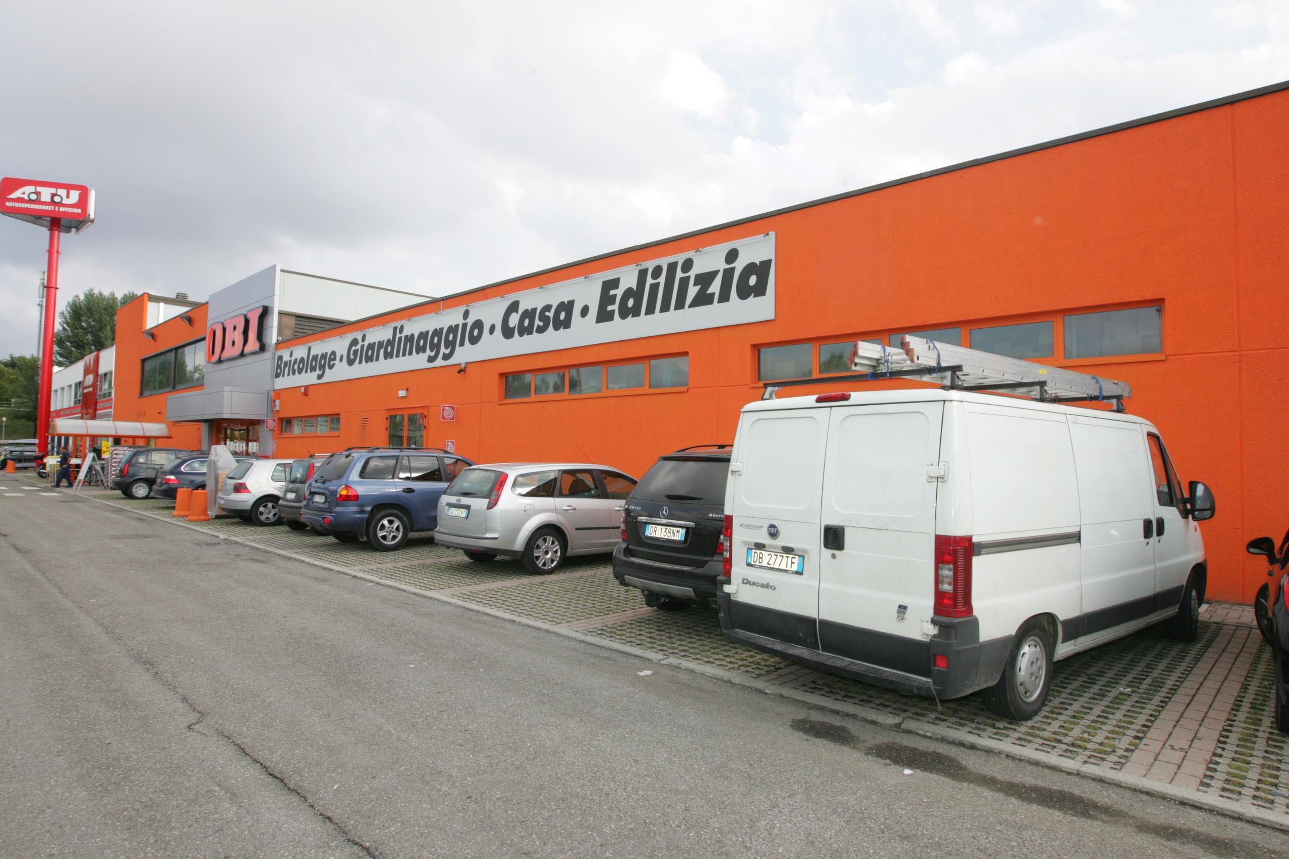 Cerca di svignarsela dall'Obi con vernice non pagata, denunciata una trentenne 