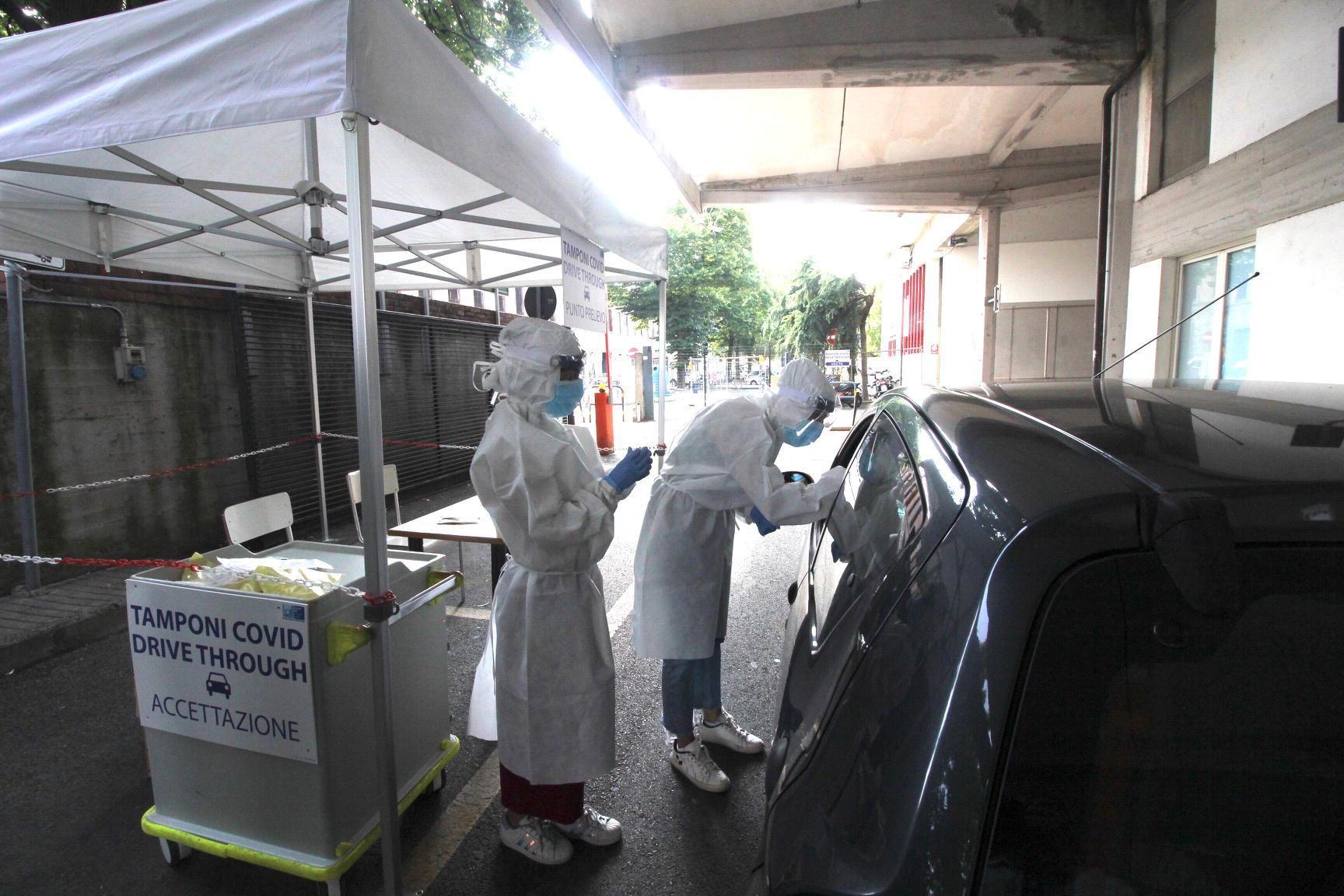 La postazione "drive through" al Centro sanitario Giovannini (foto Batavia)