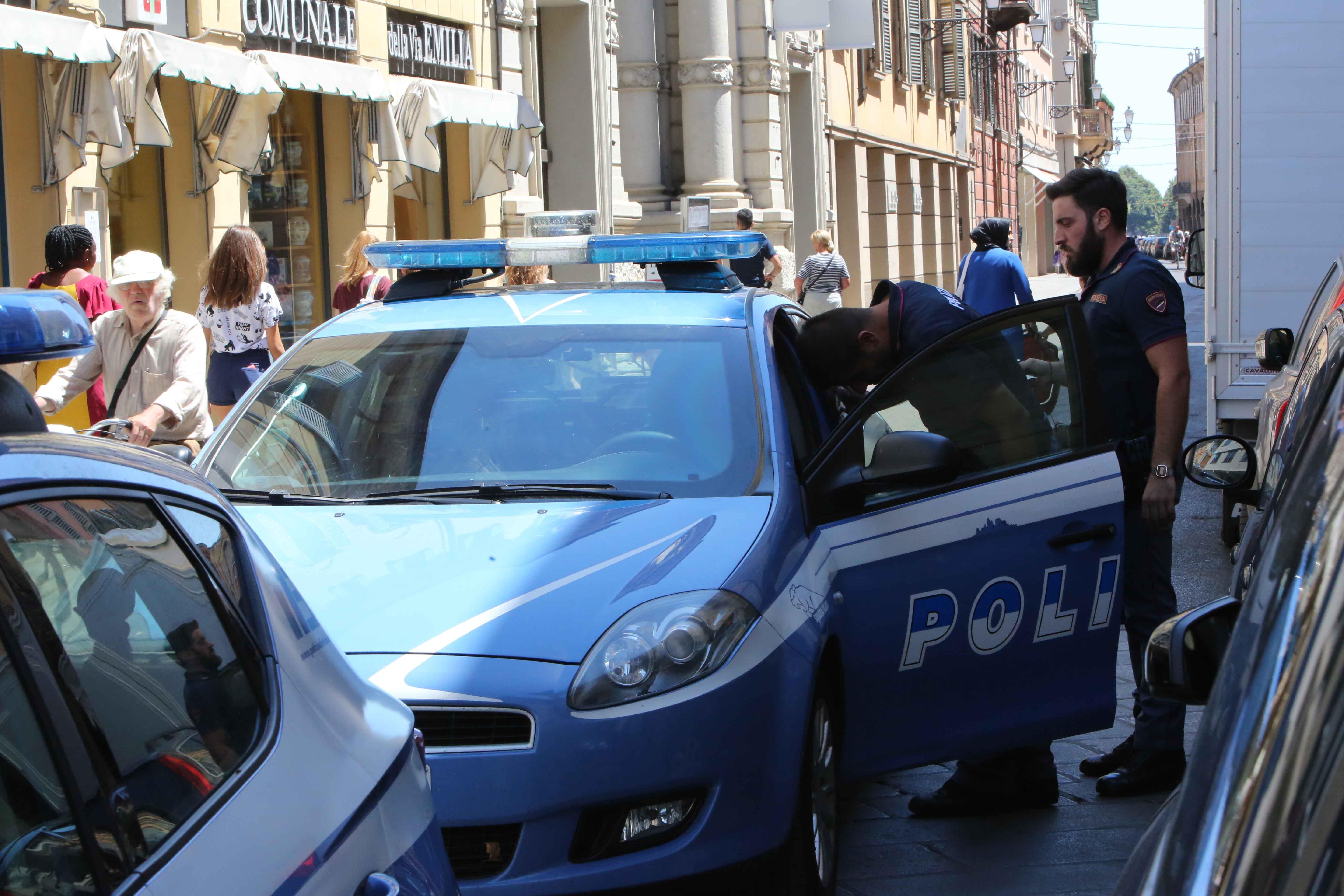 Ruba scarpe e crema all'Ovs, denunciata