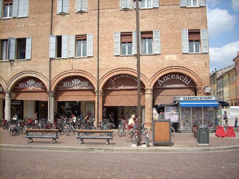 Carpi, tenta di rubare un computer in farmacia, ma una dipendente lo mette in fuga