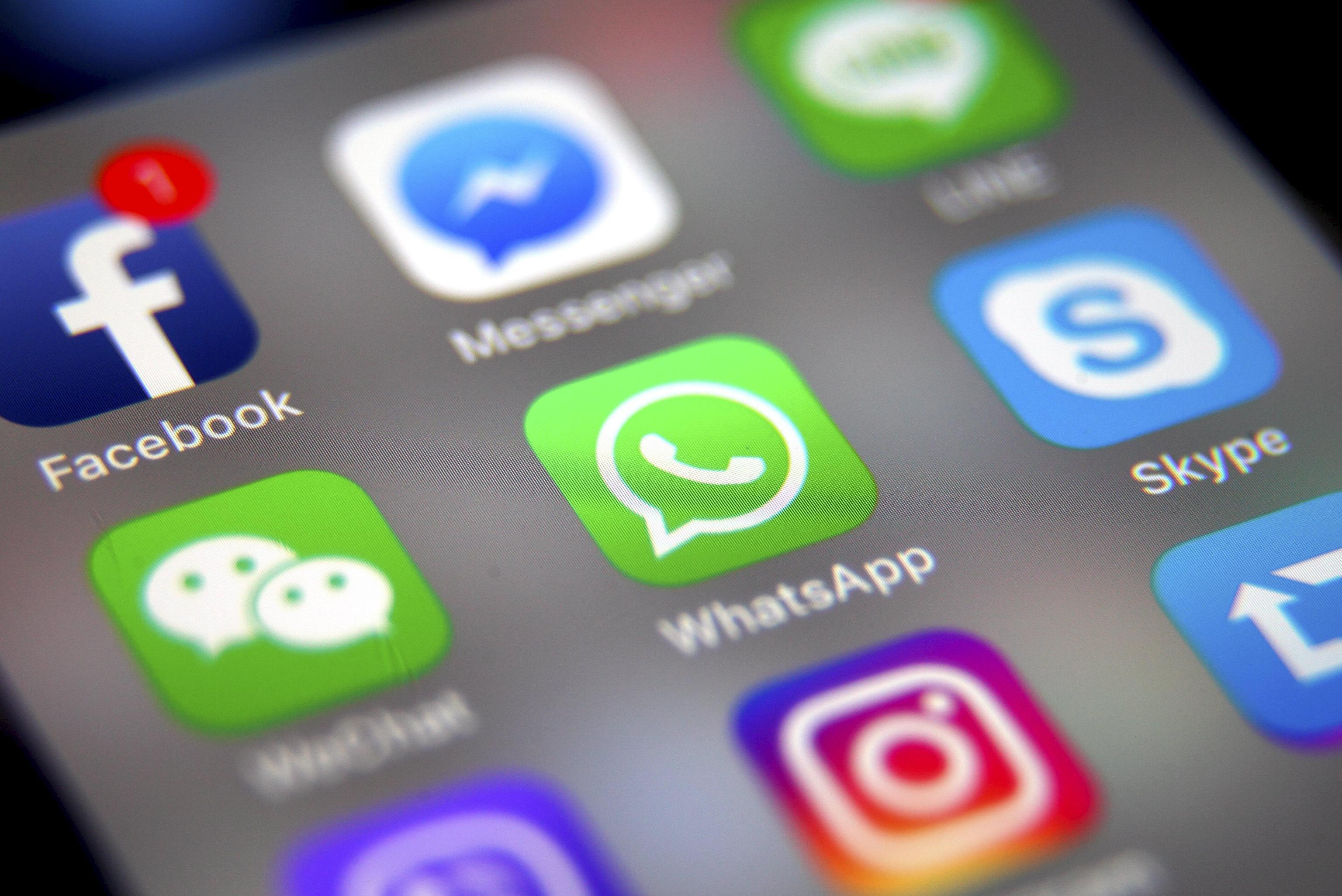 Troppe fake news nelle chat whatsapp delle mamme, il sindaco di Desulo le vieta: ma l'ordinanza è una burla