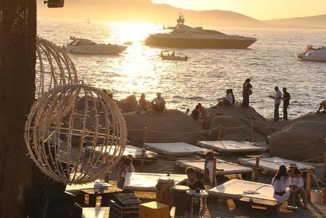 Il Phi Beach di Baja Sardinia, una dei club (discoteca, bar e ristorante) più famosi dell'isola