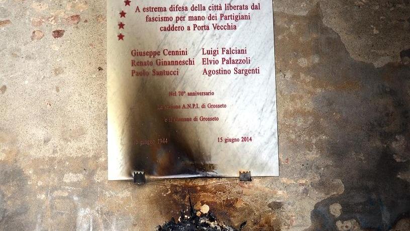 Lapide dei partigiani danneggiata a Grosseto: trovato e denunciato il responsabile