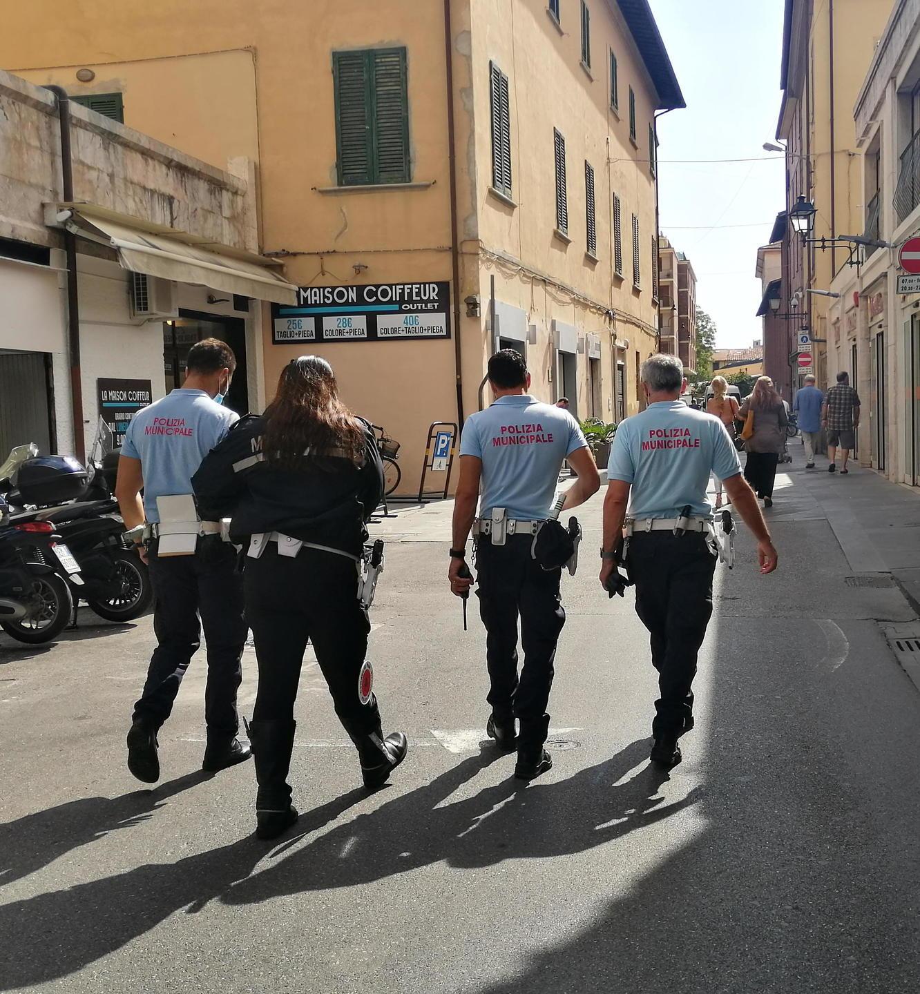 Schierata la pattuglia dei vigili contro bivacchi e balordi molesti 