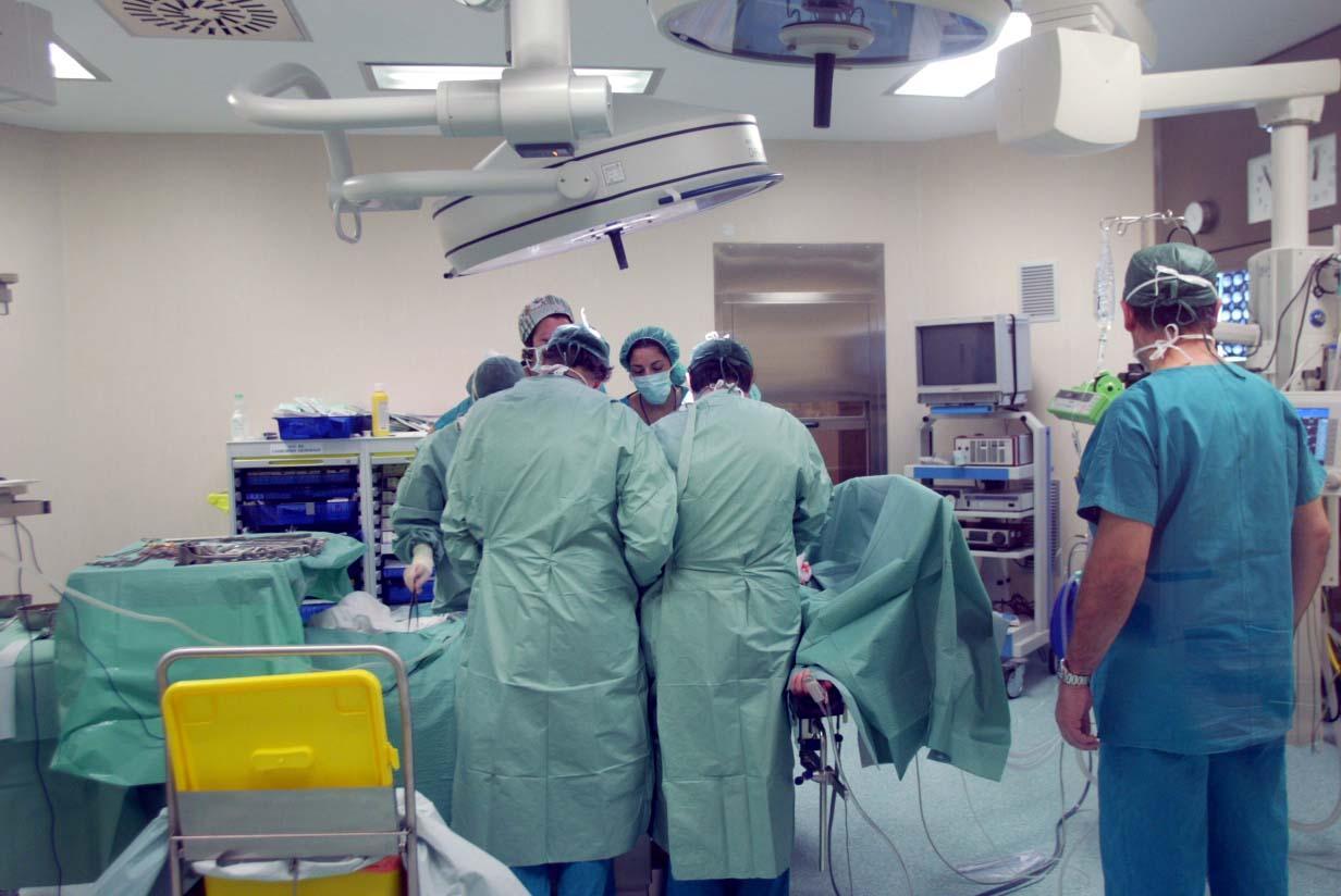 Pensionato si amputa una mano e in ospedale gliela riattaccano