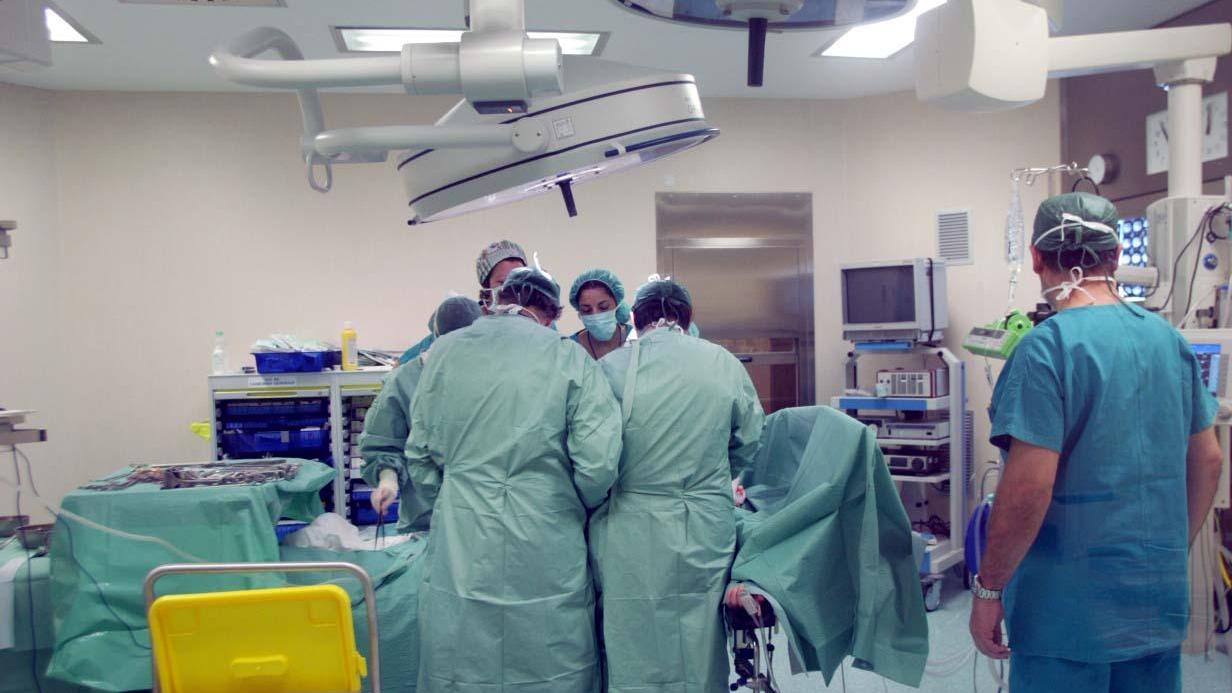 Pensionato si amputa una mano e in ospedale gliela riattaccano