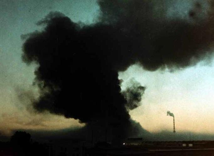È l’alba del 17 luglio ’88 Una nube tossica si alza nel cielo di Massa