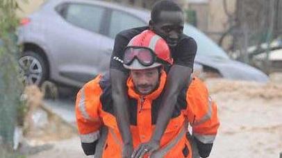 Quell’uomo portato in spalla con l’acqua che avvolge tutto