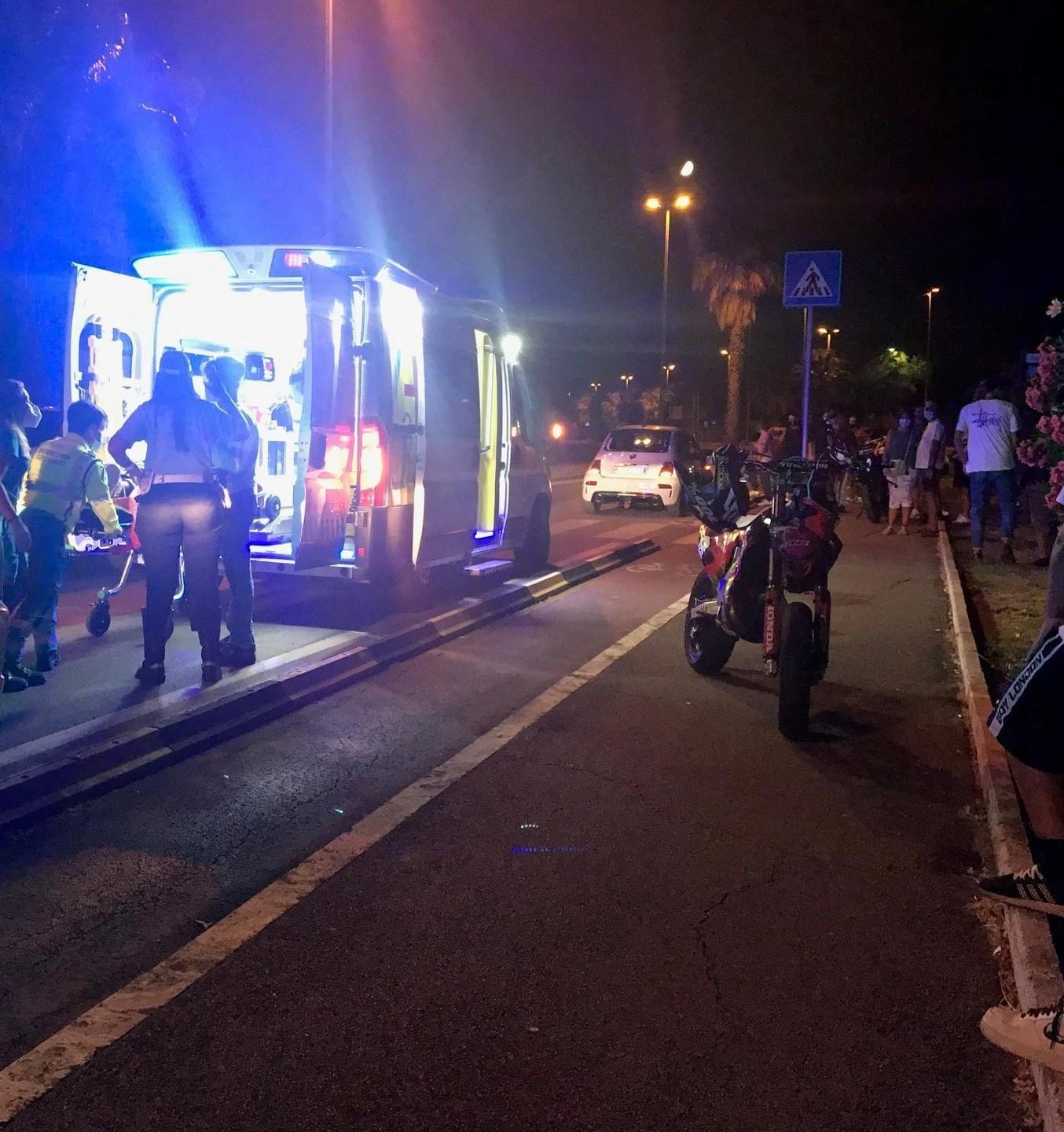 Moto tampona una 500 e sfonda il lunotto: un ferito
