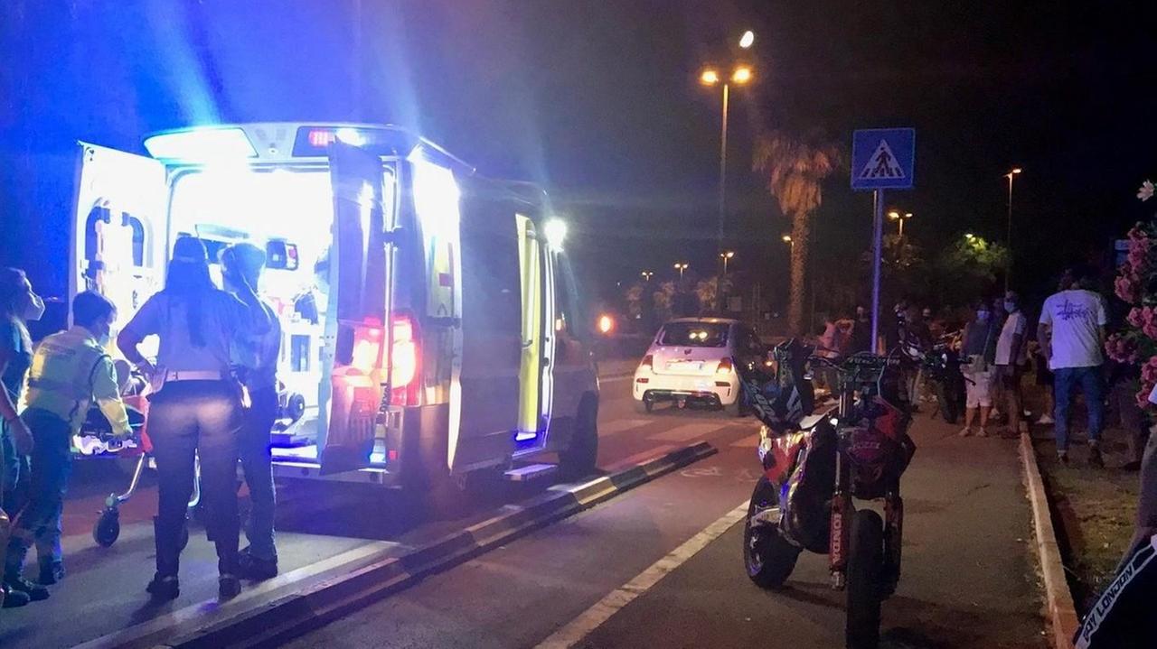 Moto tampona una 500 e sfonda il lunotto: un ferito