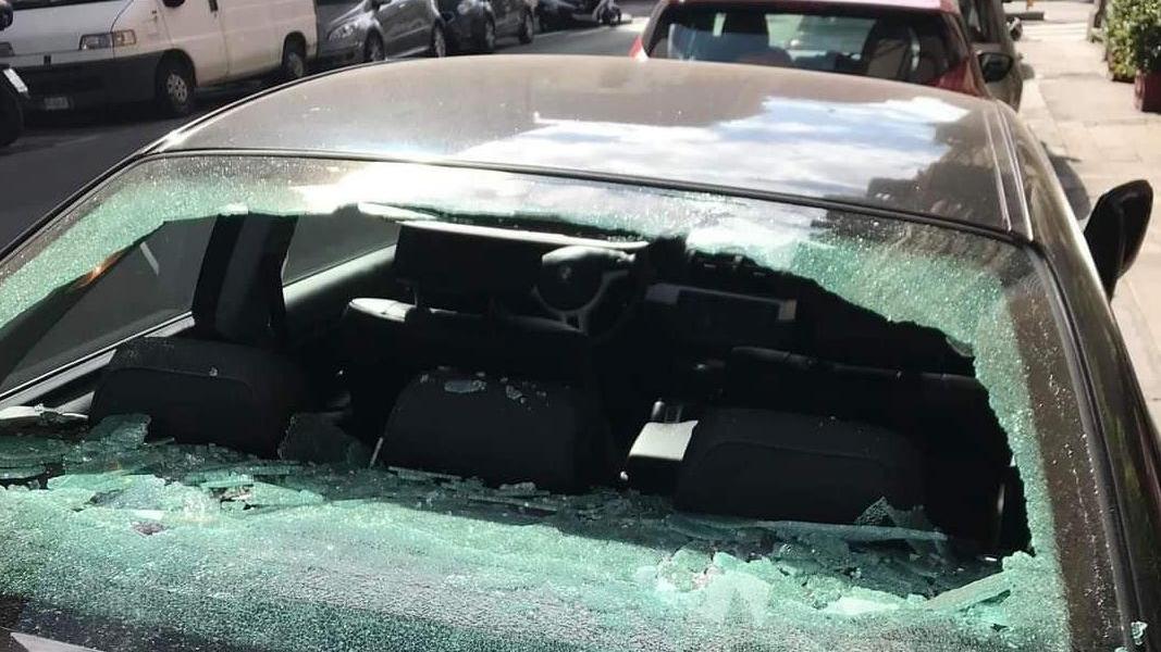 Commerciante insegue e blocca il ladro in fuga: recuperato il portafogli