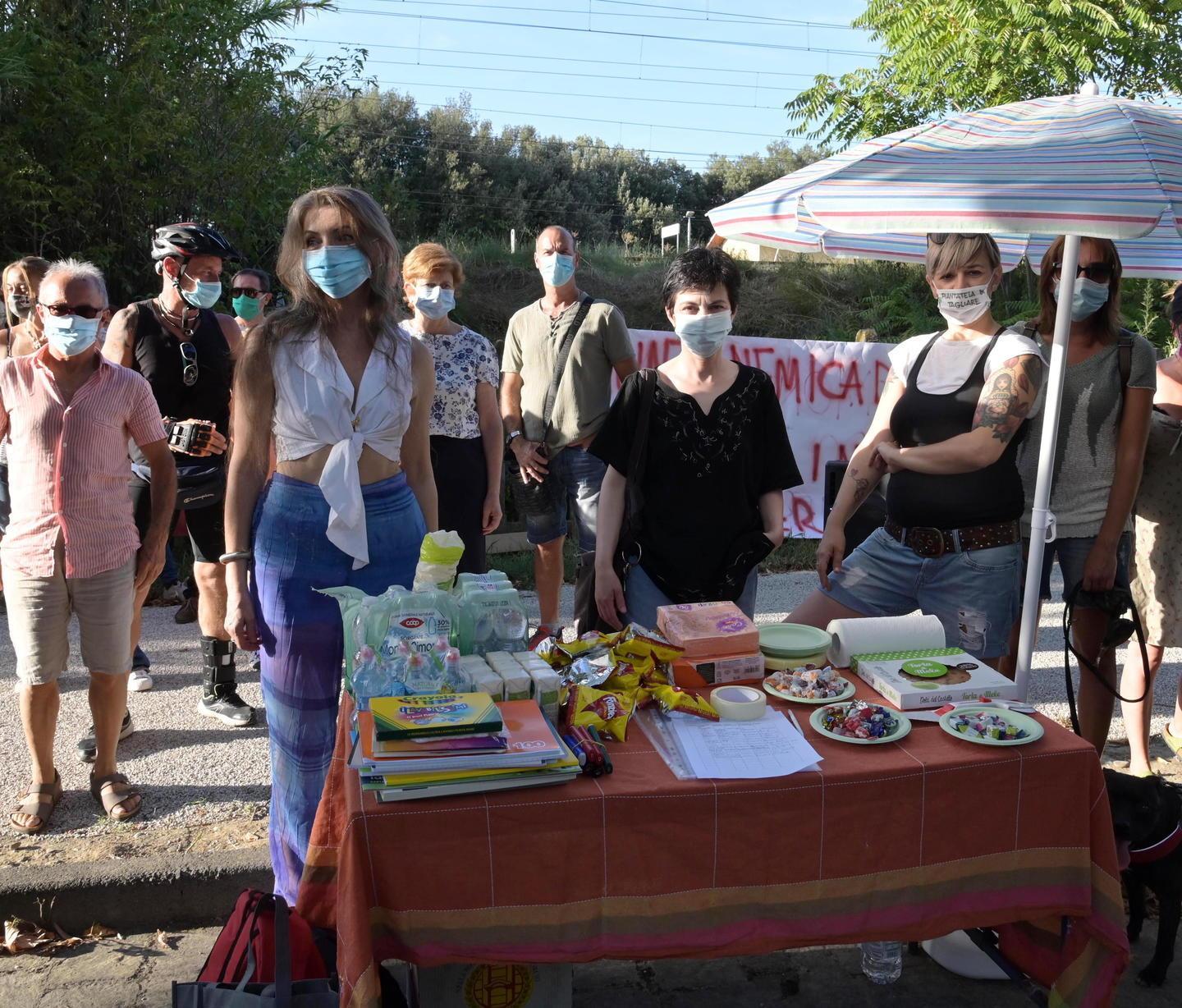 Merenda e abbraccio ai tigli di viale IV Novembre 
