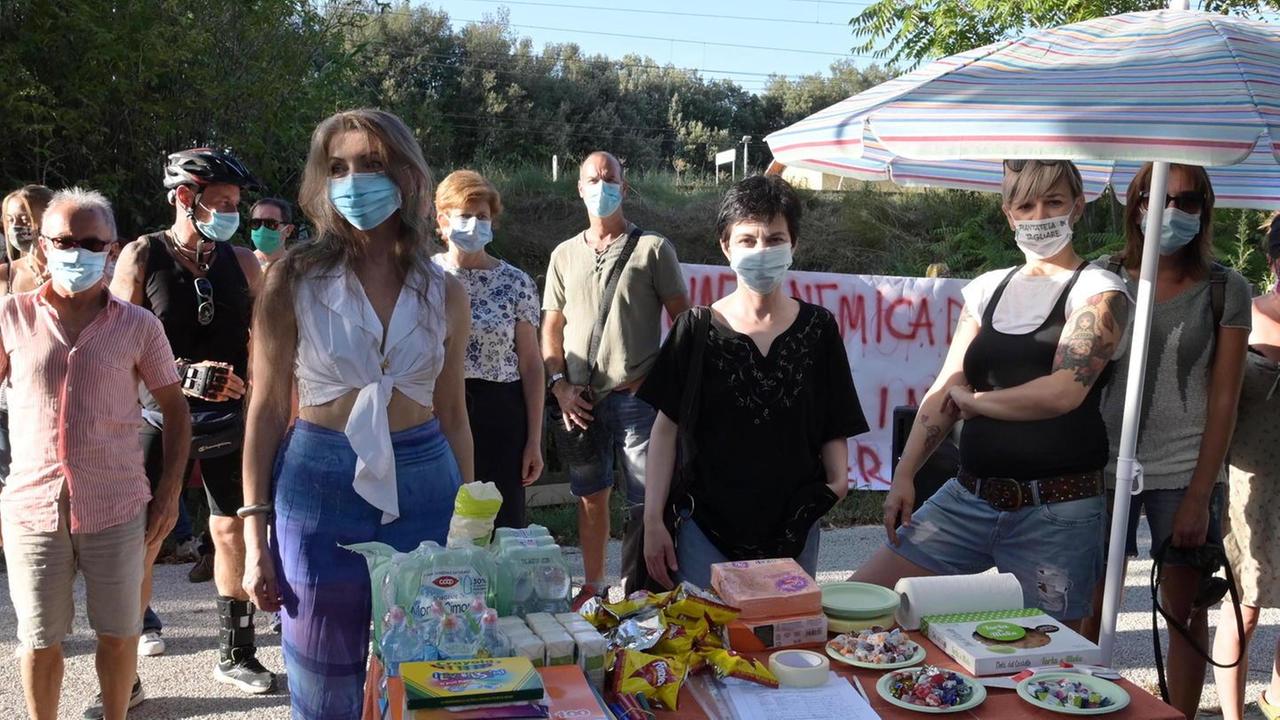 Merenda e abbraccio ai tigli di viale IV Novembre