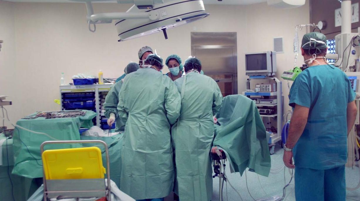 Pensionato perde una mano e in ospedale gliela riattaccano 
