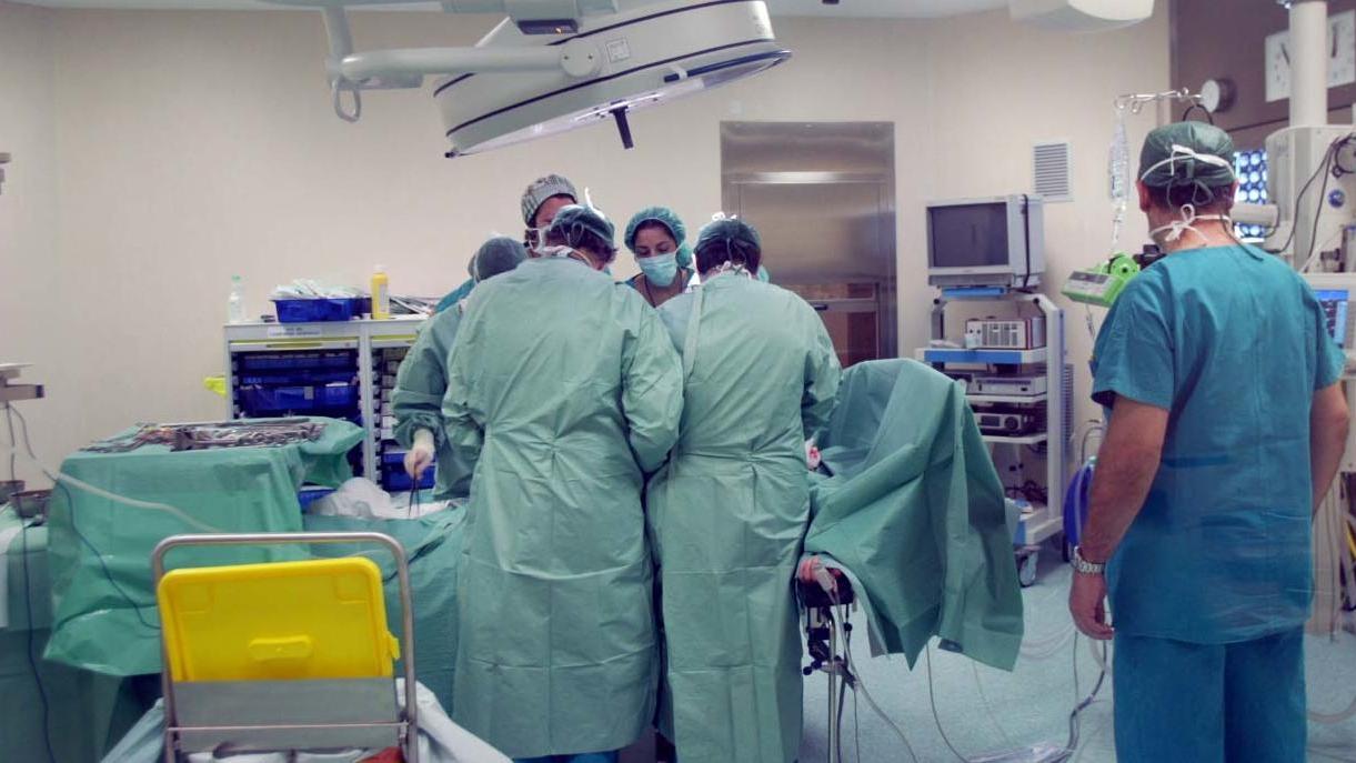 Pensionato perde una mano e in ospedale gliela riattaccano
