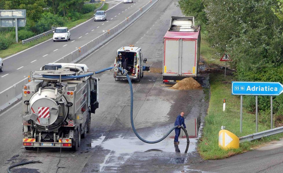 Camion di farina in fiamme Distrutti motrice e rimorchio 