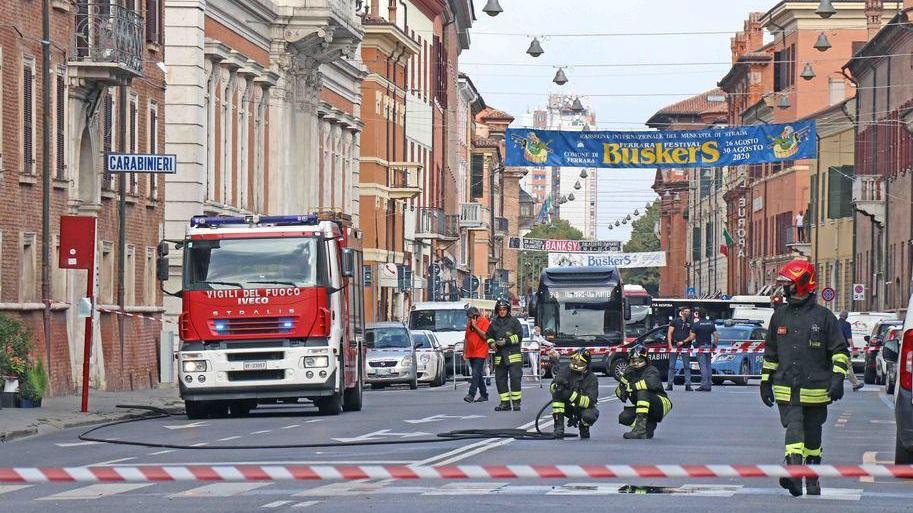 Spezzano un tubo del gas Corso Giovecca interrotto