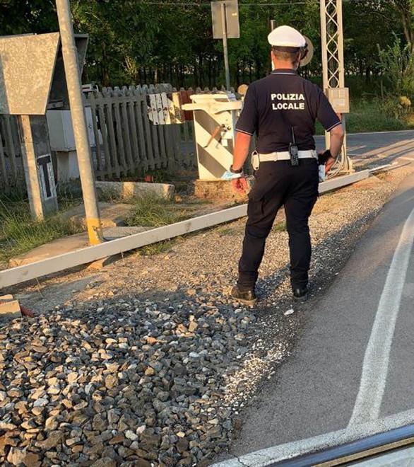 La sbarra ko per un’auto Treno fermo e lunghe code