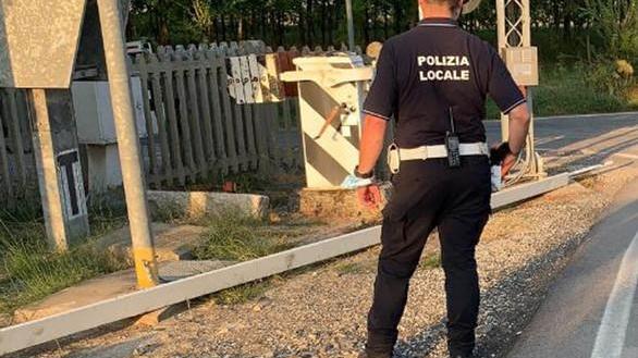 La sbarra ko per un’auto Treno fermo e lunghe code
