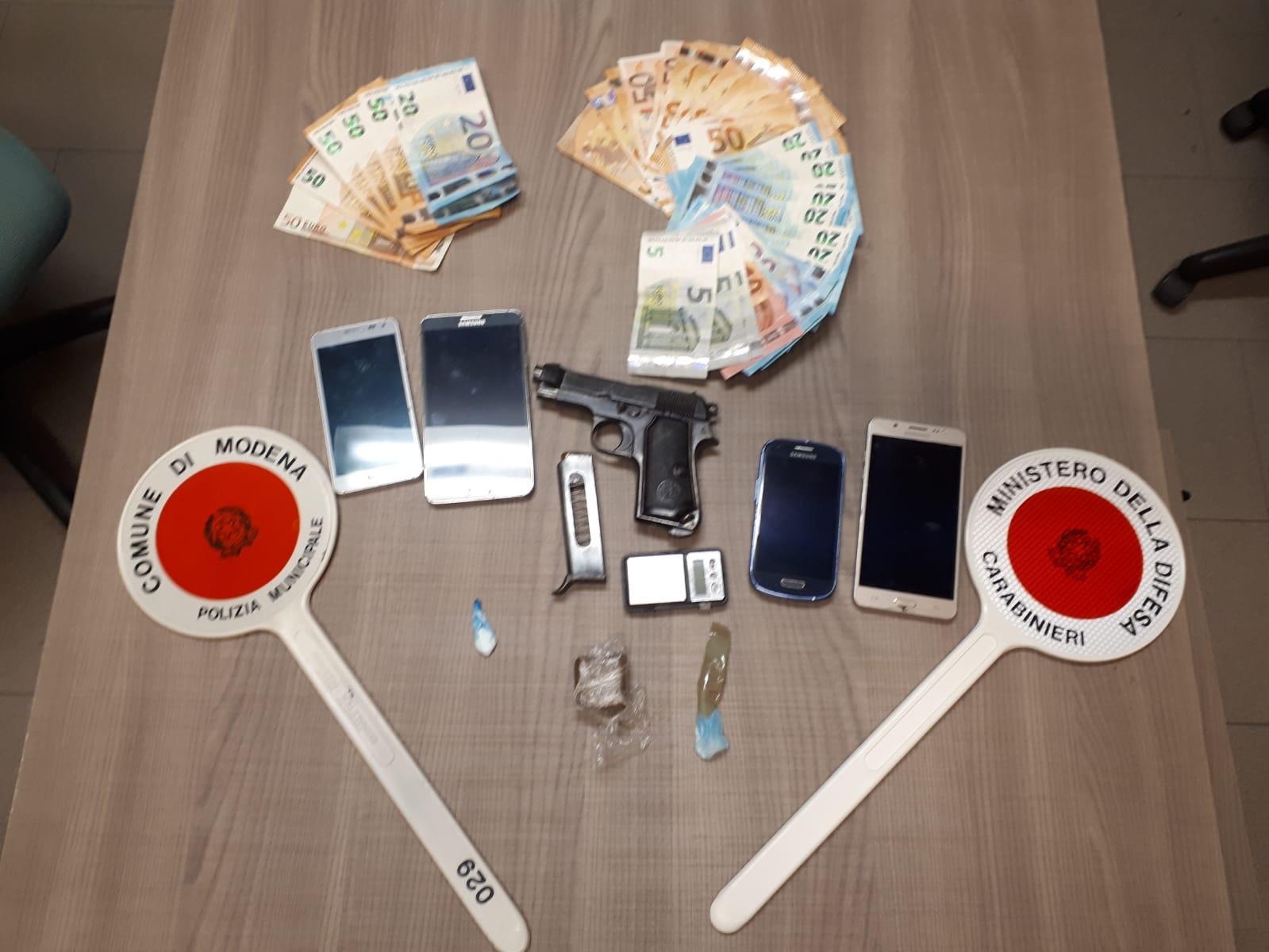 Modena, arrestato spacciatore: era armato di pistola