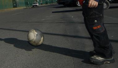 I palloni ostruiscono le grondaie, infiltrazioni in una scuola 