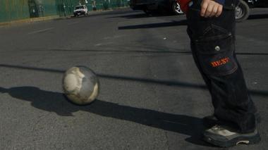 I palloni ostruiscono le grondaie, infiltrazioni in una scuola