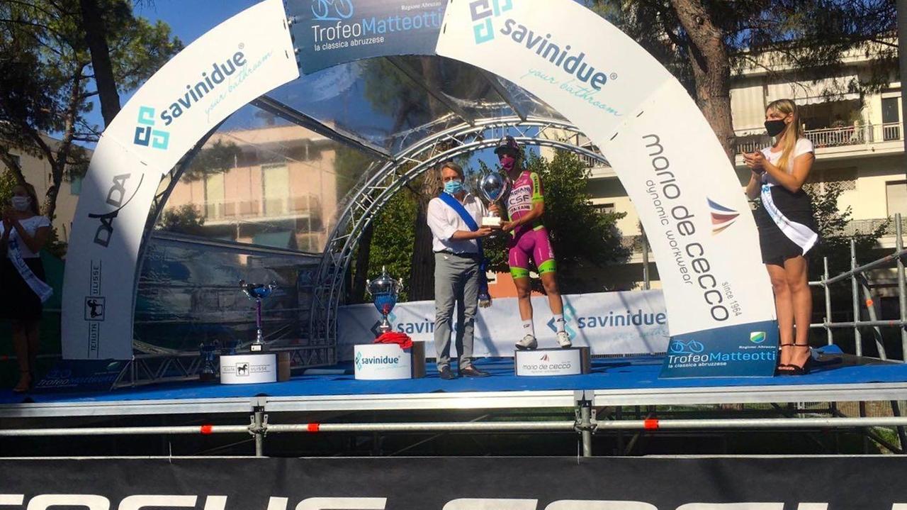 La premiazione di Daniel Savini alla fine della corsa