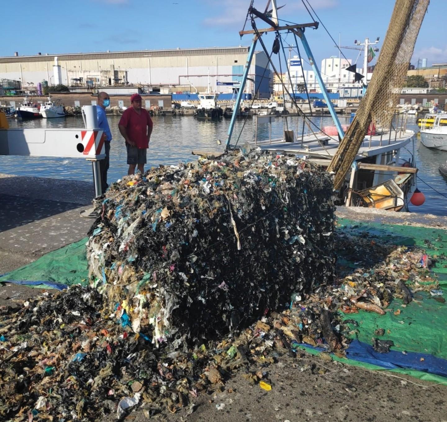 Recuperata un’altra ecoballa da un peschereccio a Punta Ala