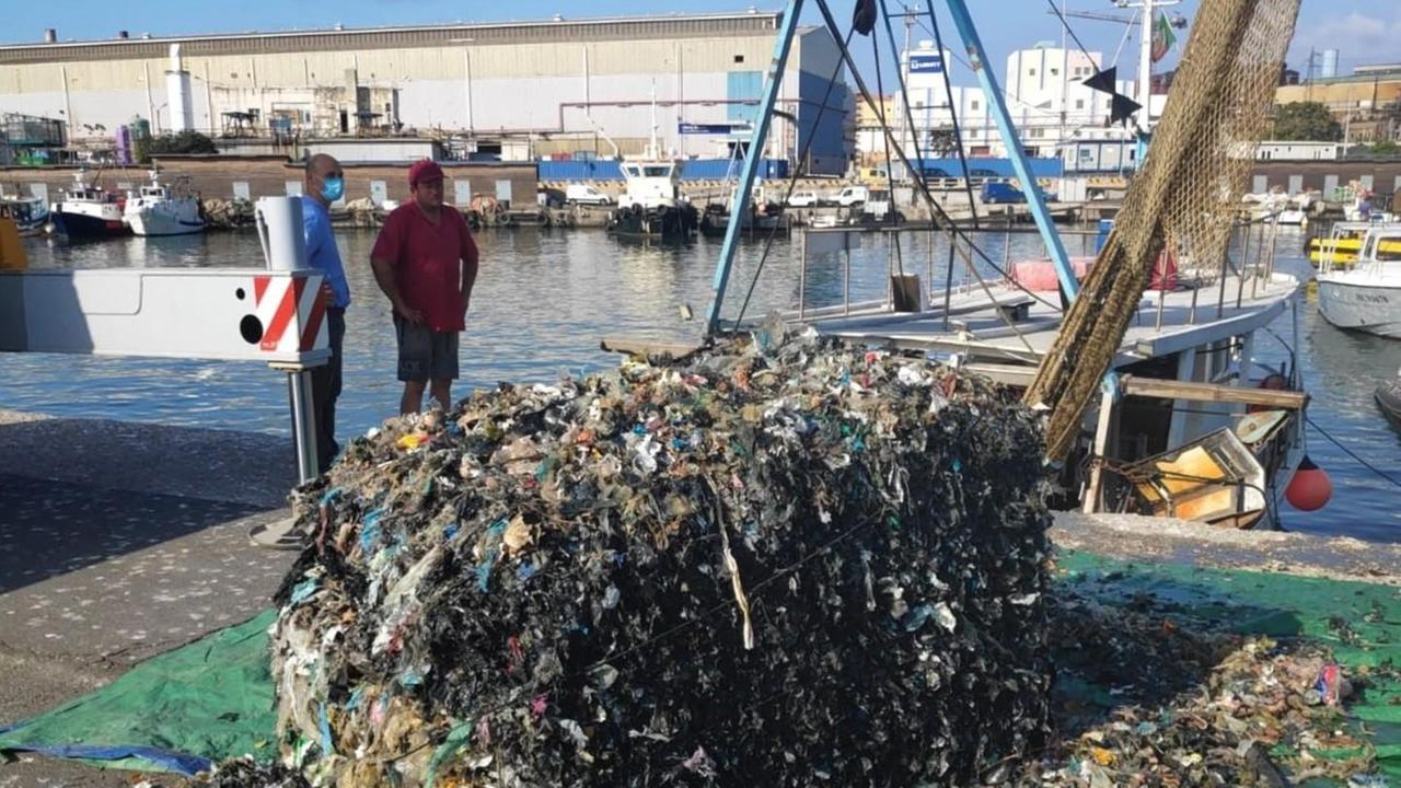 Recuperata un’altra ecoballa da un peschereccio a Punta Ala