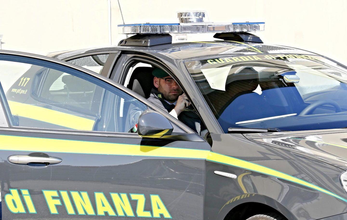 Fermano il fidanzato violento Picchiati anche dalla donna