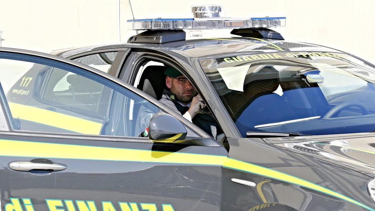 Fermano il fidanzato violento Picchiati anche dalla donna