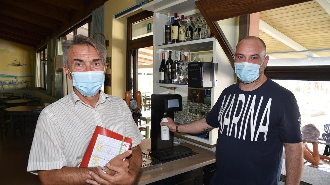Da sinistra Roberto Giomi, coordinatore Soci Unicoop Tirreno, e Simone Guerrini, titolare del Moby Dick (foto Agenzia Bf)