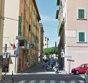 Picchiato e rapinato in strada via il cellulare e anche le scarpe 