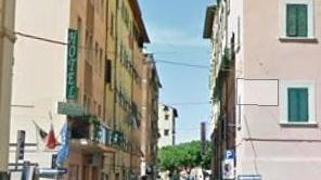 Picchiato e rapinato in strada via il cellulare e anche le scarpe