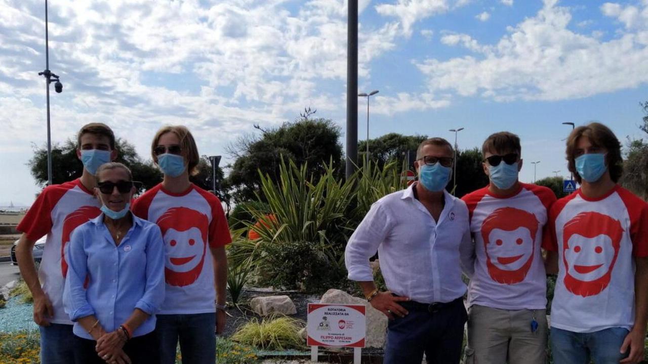 Morì in scooter a 18 anni, gli amici adottano un’aiuola per ricordare “Pippo” Arpesani