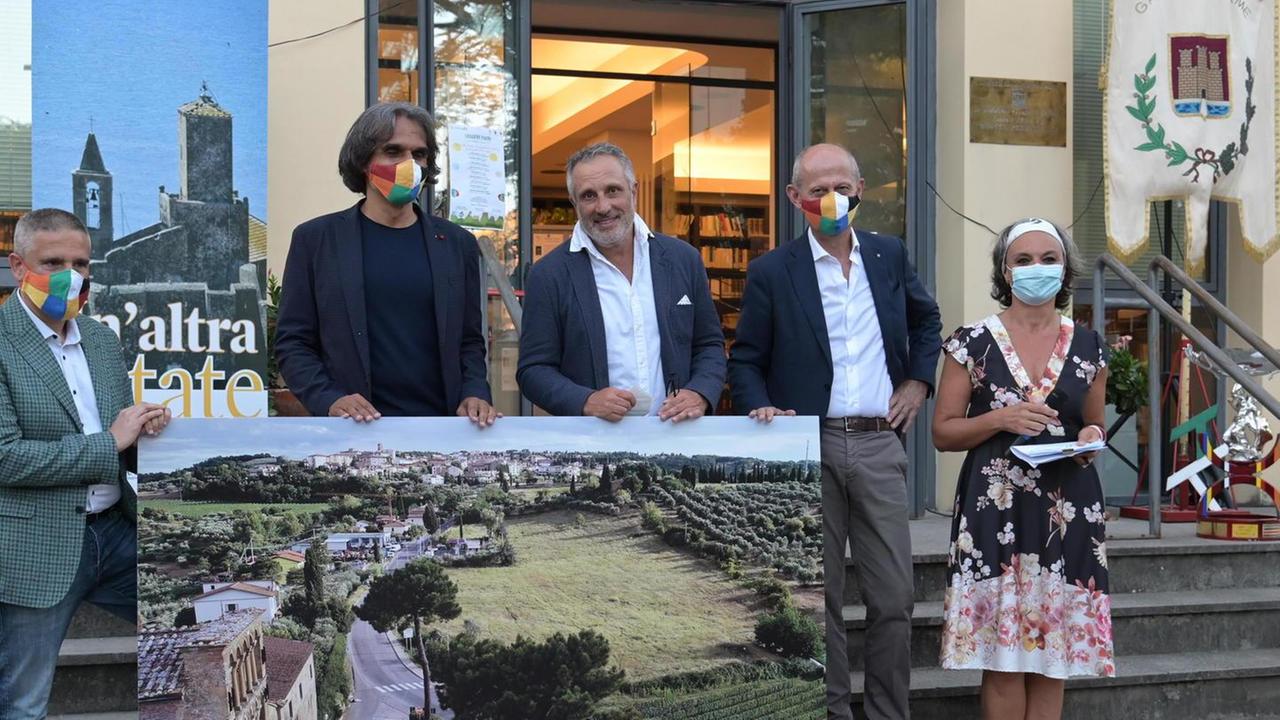 “Il Tirreno” ha donato al Comune una maxi foto della via Francigena