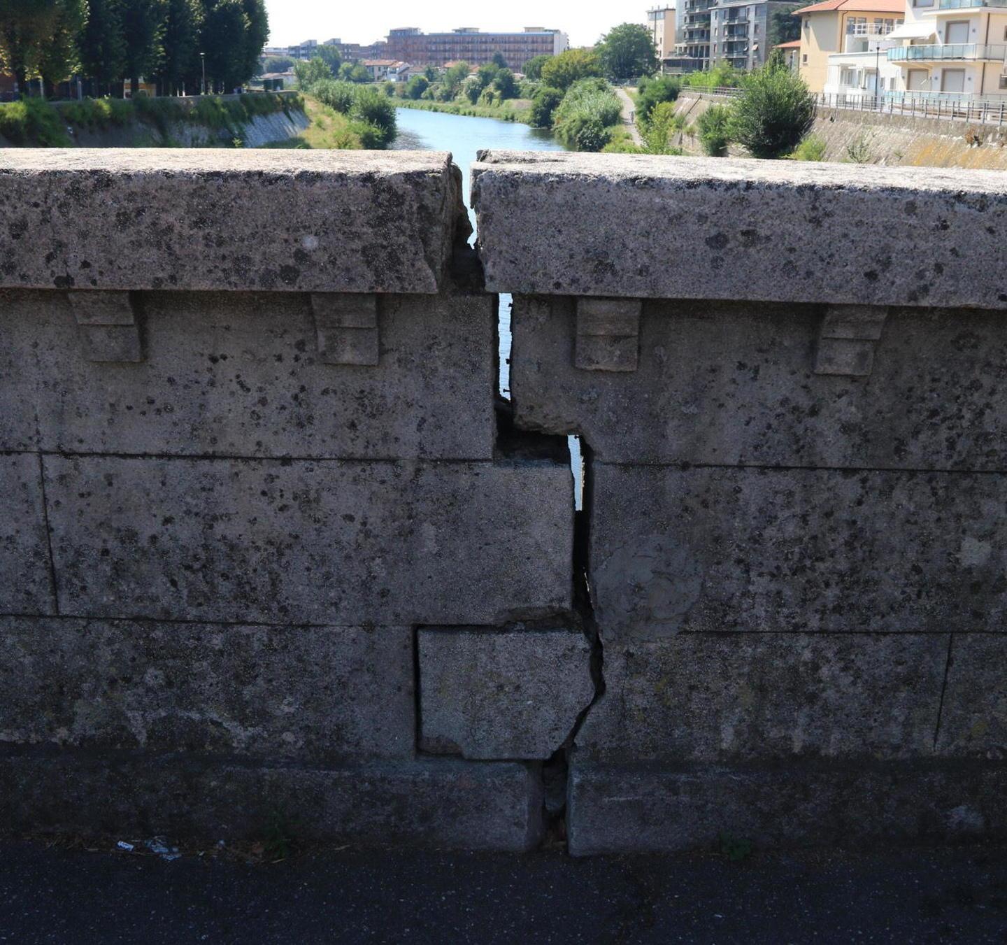 Ponte alla Vittoria chiuso nel giorno delle riaperture