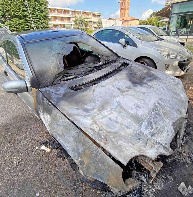 Auto a fuoco Indagini di vigili e Polizia